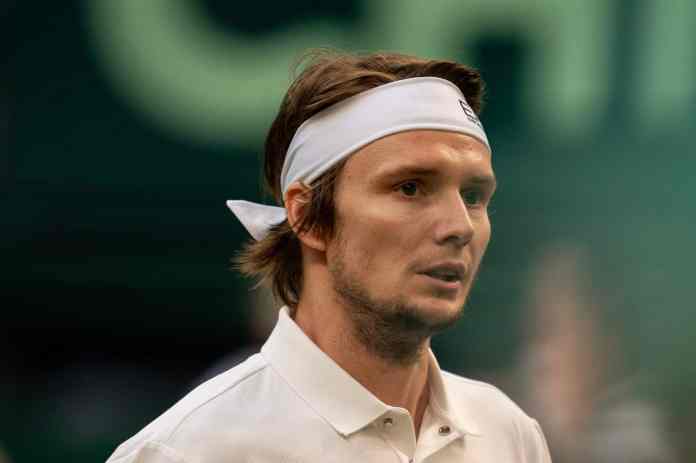 Wimbledon, Bublik: “C’è soltanto un giocatore sopra gli alrti in questo momento e si chiama Jannik” Wimbledon, Bublik: “C’è soltanto un giocatore sopra gli alrti in questo momento e si chiama Jannik”