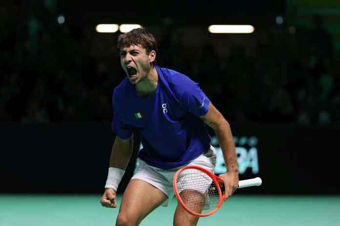 Coppa Davis: Cobolli eroico vince un drammatico tie-break e porta l’Italia in finale Coppa Davis: Cobolli eroico vince un drammatico tie-break e porta l’Italia in finale