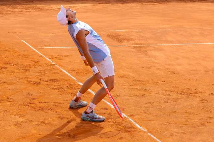 ATP Roma, Arnaldi rinasce al Foro: battuto De Minaur in tre ore di lotta ATP Roma, Arnaldi rinasce al Foro: battuto De Minaur in tre ore di lotta