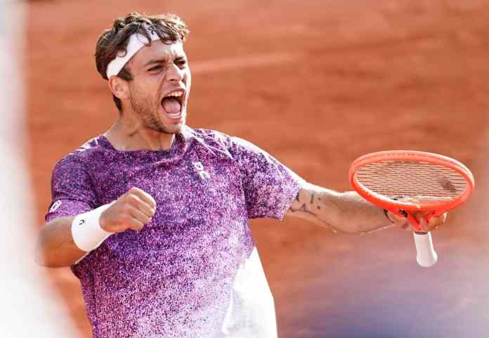Cobolli e la sconfitta al Roland Garros, Bove: “C’è un filo che lega la mia Budapest alla tua Parigi” Cobolli e la sconfitta al Roland Garros, Bove: “C’è un filo che lega la mia Budapest alla tua Parigi”
