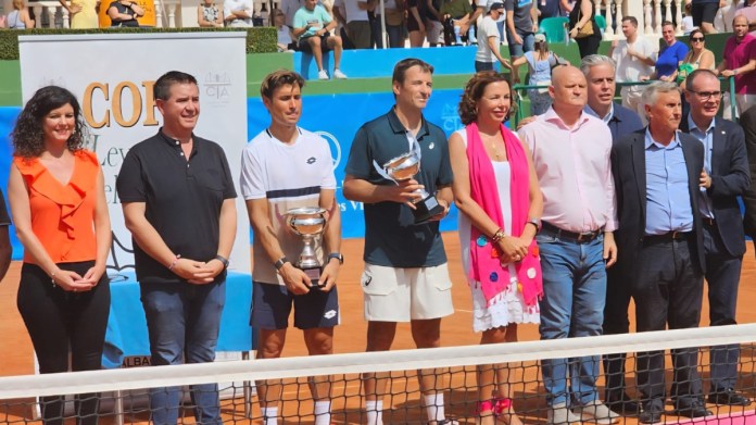 David Ferrer vence a Robredo en la III Copa Leyendas de Albacete David Ferrer vence a Robredo en la III Copa Leyendas de Albacete