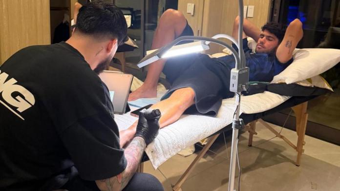 Alcaraz estrena el tatuaje prometido tras ganar el Open de Australia Alcaraz estrena el tatuaje prometido tras ganar el Open de Australia