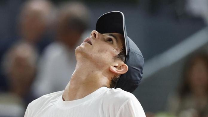 Rafa Jódar casi la lía en Roland Garros por una zapatilla Rafa Jódar casi la lía en Roland Garros por una zapatilla