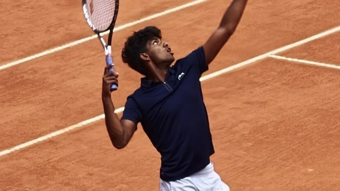 <div>Surrealista: un pistero cruza la pista con bola de set en el circuito Challenger</div> <div>Surrealista: un 'pistero' cruza la pista con bola de set en el circuito Challenger</div>