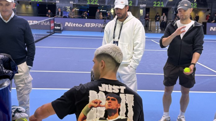 Alcaraz estrena una camiseta con su famosa celebración en Roland Garros Alcaraz estrena una camiseta con su famosa celebración en Roland Garros