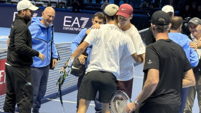 Alcaraz y Sinner se abrazan antes de la gran final del torneo de maestros Alcaraz y Sinner se abrazan antes de la gran final del torneo de maestros