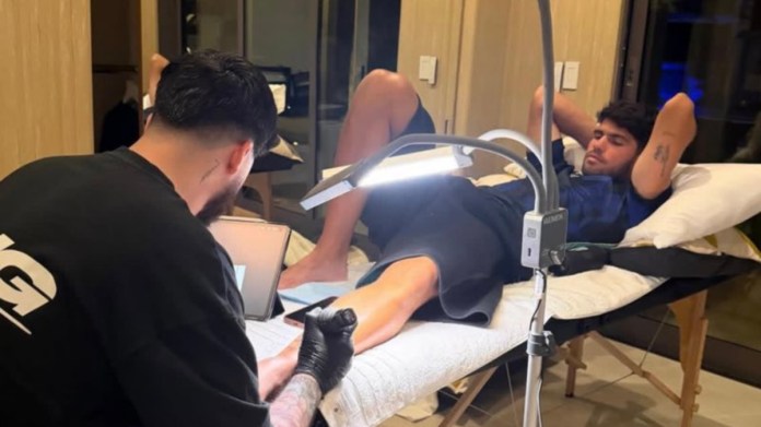 Alcaraz cumple su promesa y se tatua un canguro en la pierna izquierda Alcaraz cumple su promesa y se tatua un canguro en la pierna izquierda