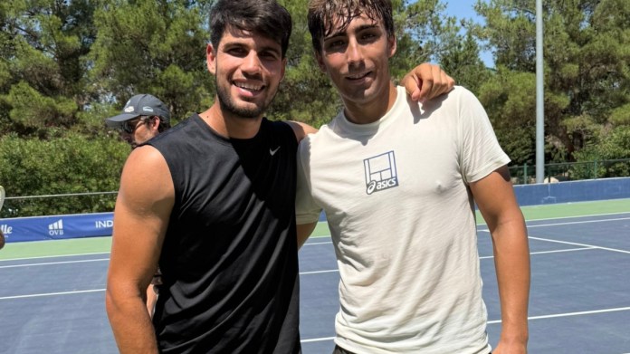 Carlos Alcaraz y Dani Mérida se machacan durante una hora en la central Arthur Ashe de Nueva York Carlos Alcaraz y Dani Mérida se machacan durante una hora en la central Arthur Ashe de Nueva York