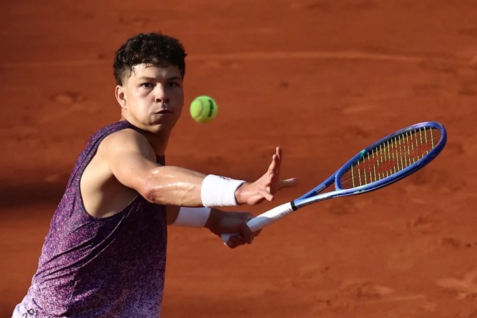 Ben Shelton cruises through French Open Round 1 in straight sets Ben Shelton cruises through French Open Round 1 in straight sets
