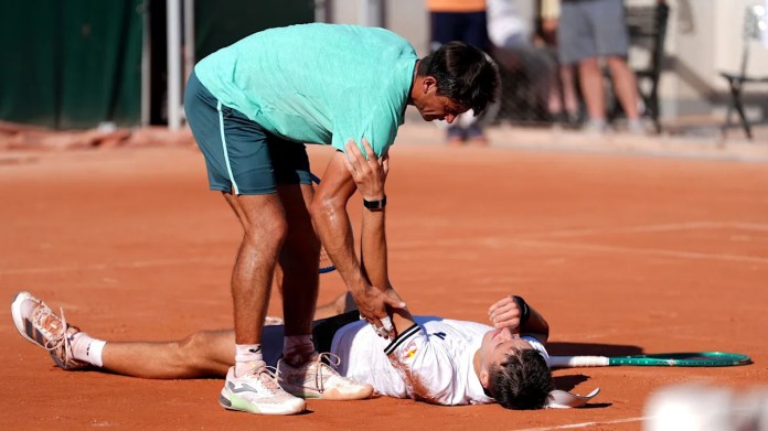 Mensik collapses on court as heatwave continues Mensik collapses on court as heatwave continues