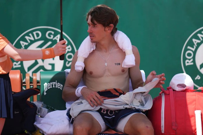 Heat wave at French Open changes clay courts and has fans begging for water Heat wave at French Open changes clay courts and has fans begging for water