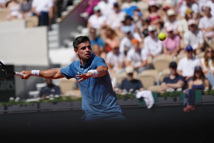 Gotta go: Home player Arthur Gea takes emergency bathroom break during French Open debut Gotta go: Home player Arthur Gea takes emergency bathroom break during French Open debut
