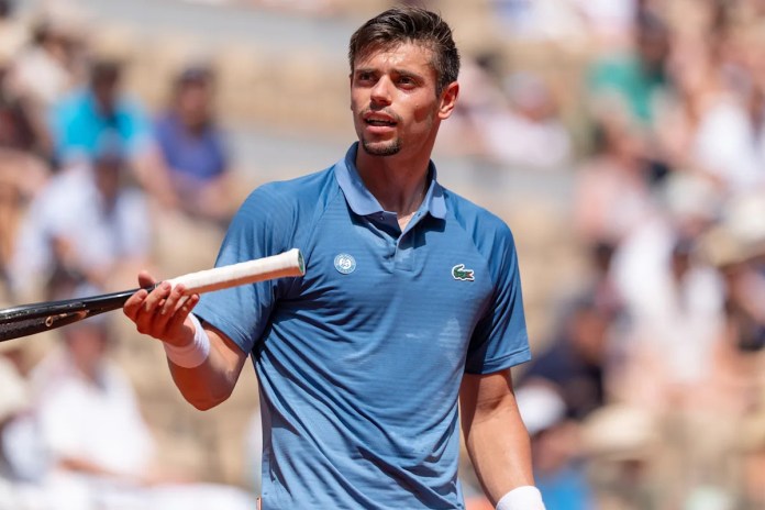 Arthur Géa urgently pleads for bathroom break while feeling ill during French Open first-round match vs. Karen Khachanov Arthur Géa urgently pleads for bathroom break while feeling ill during French Open first-round match vs. Karen Khachanov