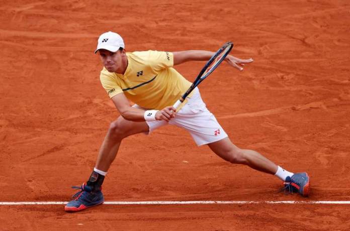 <div>27YO Pro Instantly Apologizes & Avoids Disqualification After Kicking Racket Towards Crowd Mid Match</div> <div>27YO Pro Instantly Apologizes & Avoids Disqualification After Kicking Racket Towards Crowd Mid Match</div>