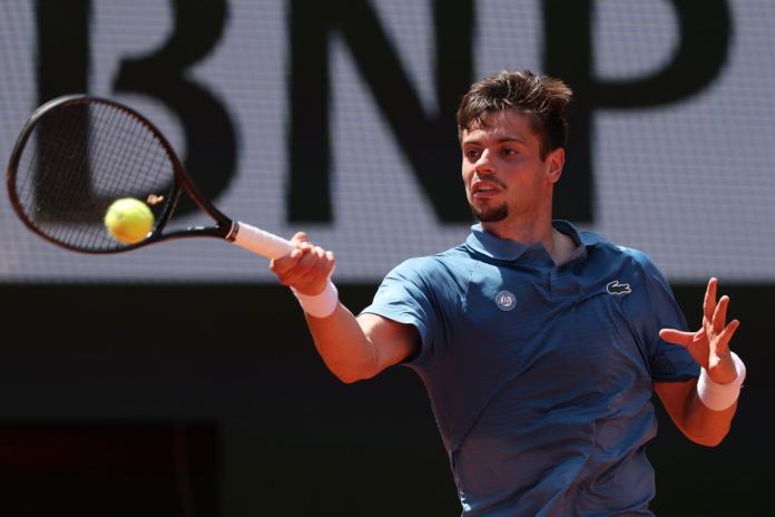 French Open player explains why he dashed off court in middle of match French Open player explains why he dashed off court in middle of match