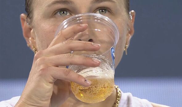 Anisimova, sui social il dibattito sulla bevanda (birra? energy drink?) assunta nel match vinto contro Eala (video) Anisimova, sui social il dibattito sulla bevanda (birra? energy drink?) assunta nel match vinto contro Eala (video)