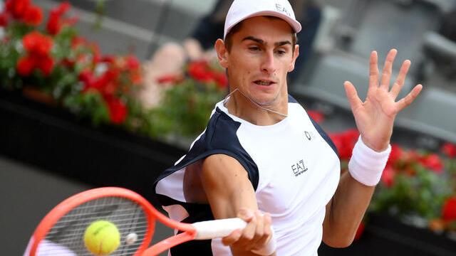 Arnaldi da applausi a Roma: rimonta De Minaur e vola al terzo turno contro Jodar Arnaldi da applausi a Roma: rimonta De Minaur e vola al terzo turno contro Jodar