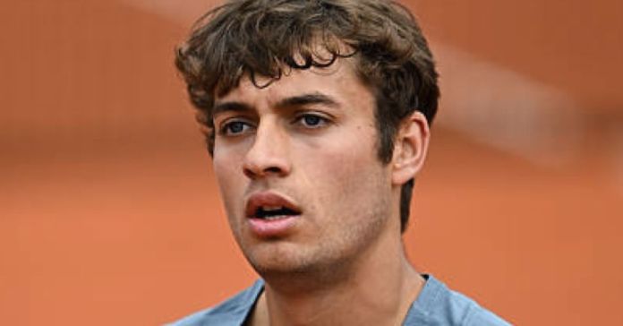 Cobolli vince, ma esplode contro il campo: “Sembra di giocare a hockey sul ghiaccio”. Fritz-Riddle, amore al capolinea: finisce una delle coppie più note del tennis Cobolli vince, ma esplode contro il campo: “Sembra di giocare a hockey sul ghiaccio”. Fritz-Riddle, amore al capolinea: finisce una delle coppie più note del tennis