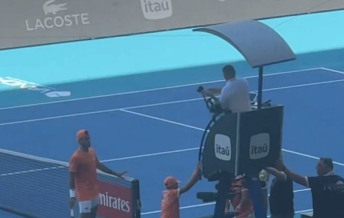 Paura a Miami durante Medvedev-Cerúndolo: i cavi della spider cam urtano la sedia dell’arbitro (Video) Paura a Miami durante Medvedev-Cerúndolo: i cavi della spider cam urtano la sedia dell’arbitro (Video)