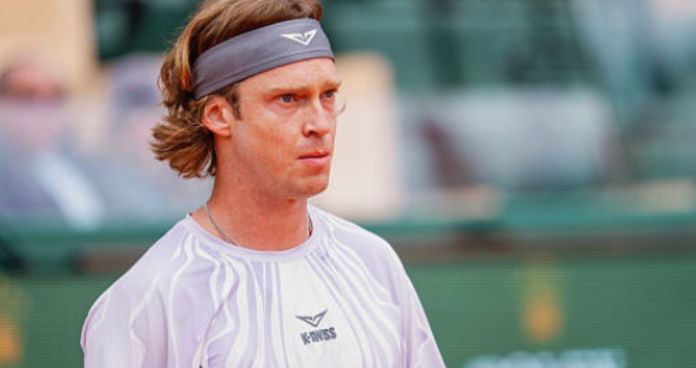 Rublev attacca i campi di Roma: “Sono storti, i rimbalzi sono sempre stati pessimi”. Anche a Parigi i campi sono cambiati Rublev attacca i campi di Roma: “Sono storti, i rimbalzi sono sempre stati pessimi”. Anche a Parigi i campi sono cambiati