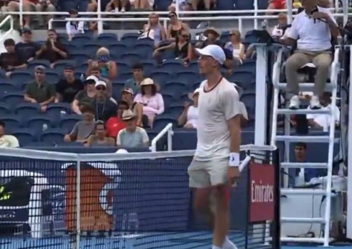 Mannarino colpisce Shapovalov, Denis non gradisce e poco dopo “restituisce” il favore (Video) Mannarino colpisce Shapovalov, Denis non gradisce e poco dopo “restituisce” il favore (Video)