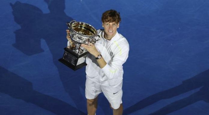 Jannik Sinner, subito favorito per il tris agli Australian Open 2026: i bookie vedono il tris a Melbourne, in quota sogno Grande Slam Jannik Sinner, subito favorito per il tris agli Australian Open 2026: i bookie vedono il tris a Melbourne, in quota sogno Grande Slam
