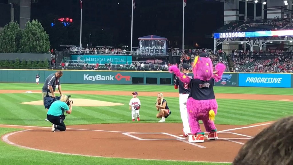 Hawken Hunt Free-Free-Free Tosses Ceremonial First Pitch di Cleveland Indians Game Hawken Hunt Free-Free-Free Tosses Ceremonial First Pitch di Cleveland Indians Game