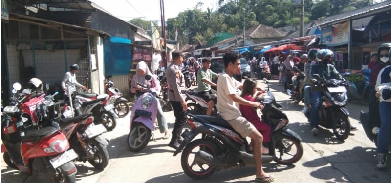 Polsek gunungkencana kegiatan pengamanan lalulintas di pasar gunungkencana Polsek gunungkencana kegiatan pengamanan lalulintas di pasar gunungkencana