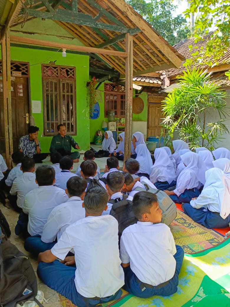 Kurang Perhatian Pemerintah, Murid SMP 2 Cileles Belajar Beralaskan Tikar Kurang Perhatian Pemerintah, Murid SMP 2 Cileles Belajar Beralaskan Tikar