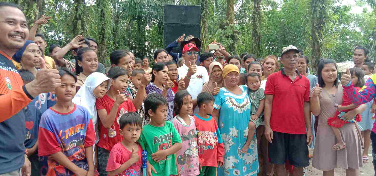 Warga Kampung Cihiyang Gembira Kedatangan Ketua Gepensi Lebak Warga Kampung Cihiyang Gembira Kedatangan Ketua Gepensi Lebak
