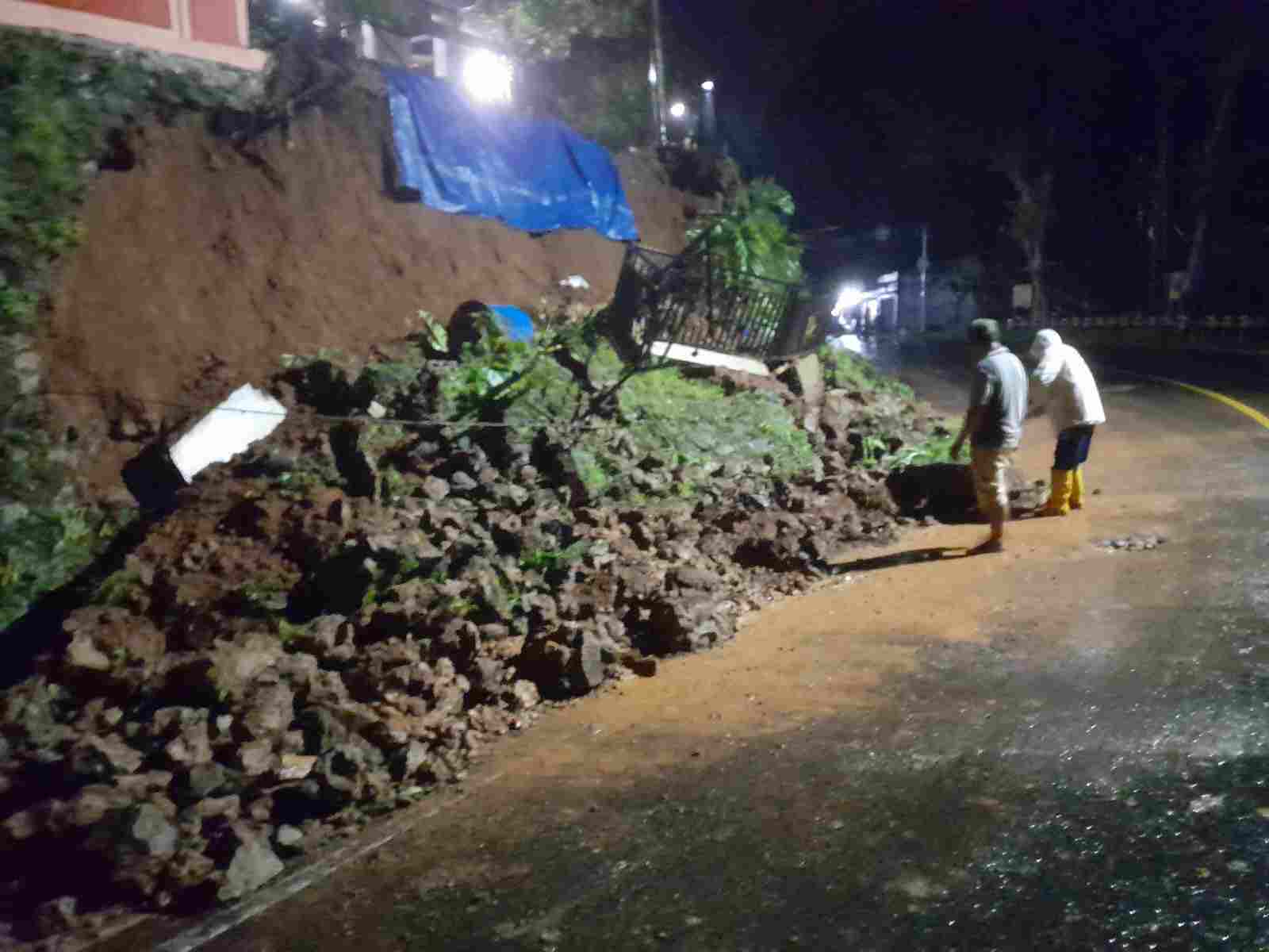 Babinsa Bersama Aparat Desa Jagara Lakukan Penanganan Material Longsoran Tanah Babinsa Bersama Aparat Desa Jagara Lakukan Penanganan Material Longsoran Tanah