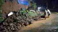 Babinsa Bersama Aparat Desa Jagara Lakukan Penanganan Material Longsoran Tanah Babinsa Bersama Aparat Desa Jagara Lakukan Penanganan Material Longsoran Tanah