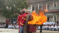 Sosialisasi Penanggulangan Kebakaran Untuk Generasi Muda di SMAN 2 Kabupaten Tangerang, Oleh UPB Banten 3 Lontar Sosialisasi Penanggulangan Kebakaran Untuk Generasi Muda di SMAN 2 Kabupaten Tangerang, Oleh UPB Banten 3 Lontar