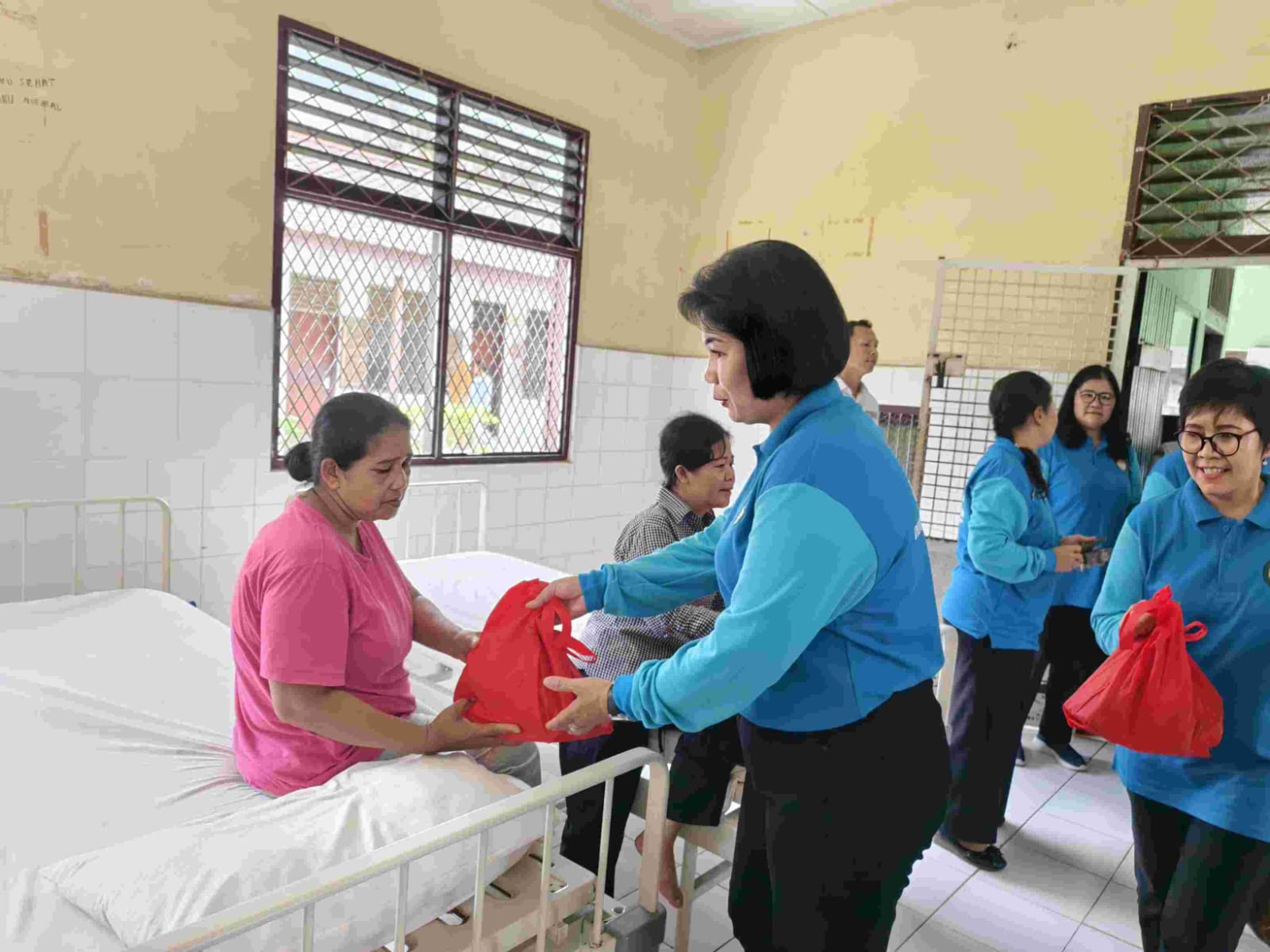 DWP Provsu Gelar Bakti Sosial di Rumah Sakit Jiwa Prof. M. Ildrem, Serahkan 230 Paket Bantuan DWP Provsu Gelar Bakti Sosial di Rumah Sakit Jiwa Prof. M. Ildrem, Serahkan 230 Paket Bantuan