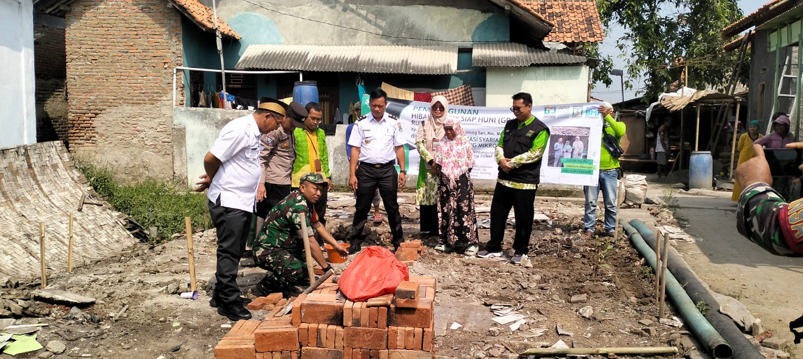 Satu Unit RTLH Warga Desa Gunung Sari di Bedah Koperasi BMI Satu Unit RTLH Warga Desa Gunung Sari di Bedah Koperasi BMI