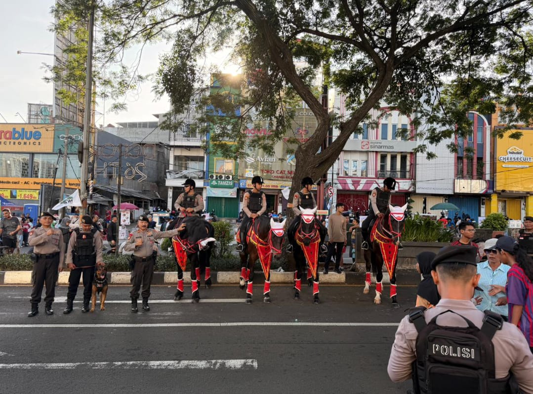 Patroli Berkuda Den Turangga Baharkam Polri di CFD Depok Patroli Berkuda Den Turangga Baharkam Polri di CFD Depok