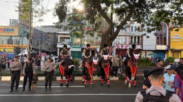 Patroli Berkuda Den Turangga Baharkam Polri di CFD Depok Patroli Berkuda Den Turangga Baharkam Polri di CFD Depok