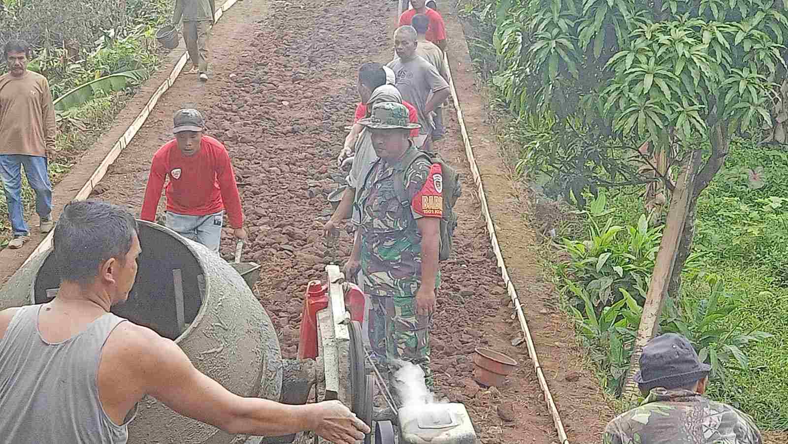 Babinsa Kramatmulya Bersama Warga Dusun Wage Kerja Bakti Pengecoran Jalan Babinsa Kramatmulya Bersama Warga Dusun Wage Kerja Bakti Pengecoran Jalan