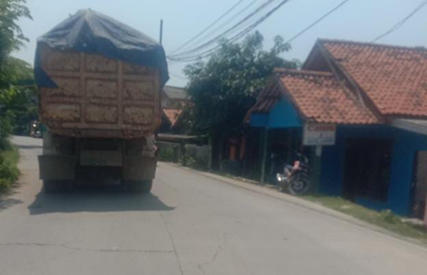 Warga Desa Sukadiri Berharap Pj Bupati Tindak Tegas, Mobil Dump Truk yang Beroperasi di Siang Hari Warga Desa Sukadiri Berharap Pj Bupati Tindak Tegas, Mobil Dump Truk yang Beroperasi di Siang Hari