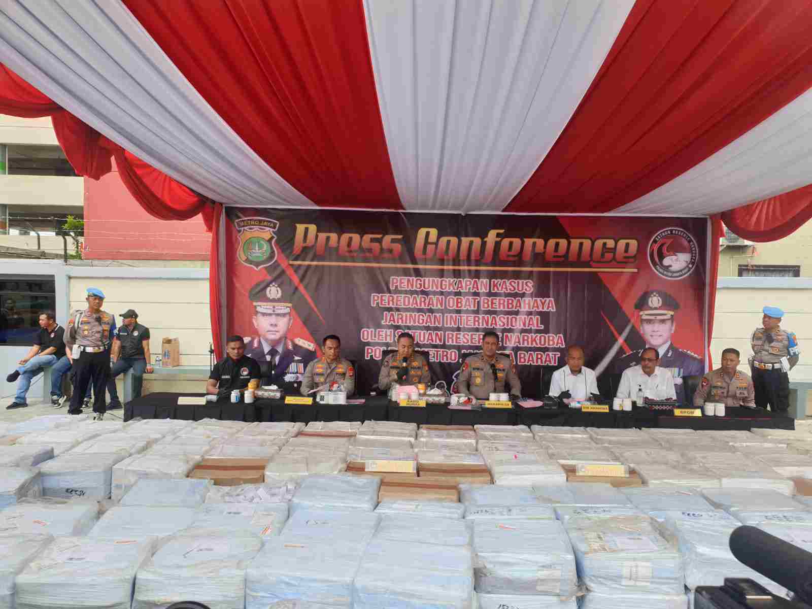 Polres Jakbar Bongkar Gudang Berisi Obat Terlarang Senilai 500 M Polres Jakbar Bongkar Gudang Berisi Obat Terlarang Senilai 500 M