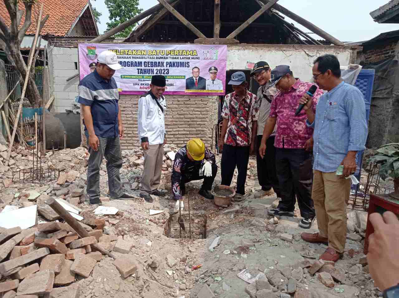 Peletakan Batu Pertama Bedah Rumah Oleh Camat Sukadiri Peletakan Batu Pertama Bedah Rumah Oleh Camat Sukadiri
