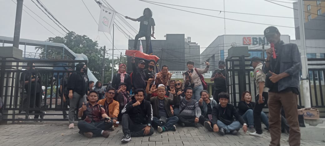 Puluhan Wartawan Gelar Aksi Unjuk Rasa di Kantor Satpol-PP Kota Tangerang Puluhan Wartawan Gelar Aksi Unjuk Rasa di Kantor Satpol-PP Kota Tangerang