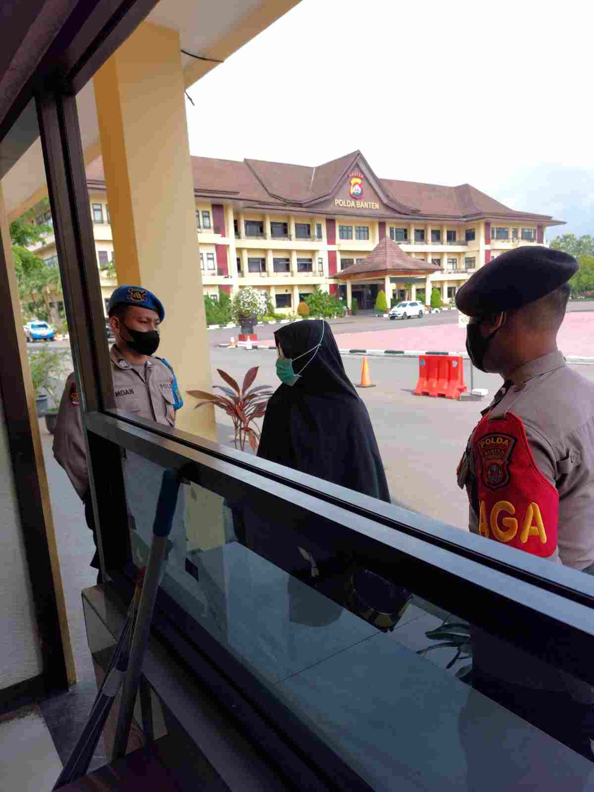 Bidpropam Lakukan Pengawasan Terhadap Petugas Jaga Pintu Gerbang Masuk Polda Banten Bidpropam Lakukan Pengawasan Terhadap Petugas Jaga Pintu Gerbang Masuk Polda Banten