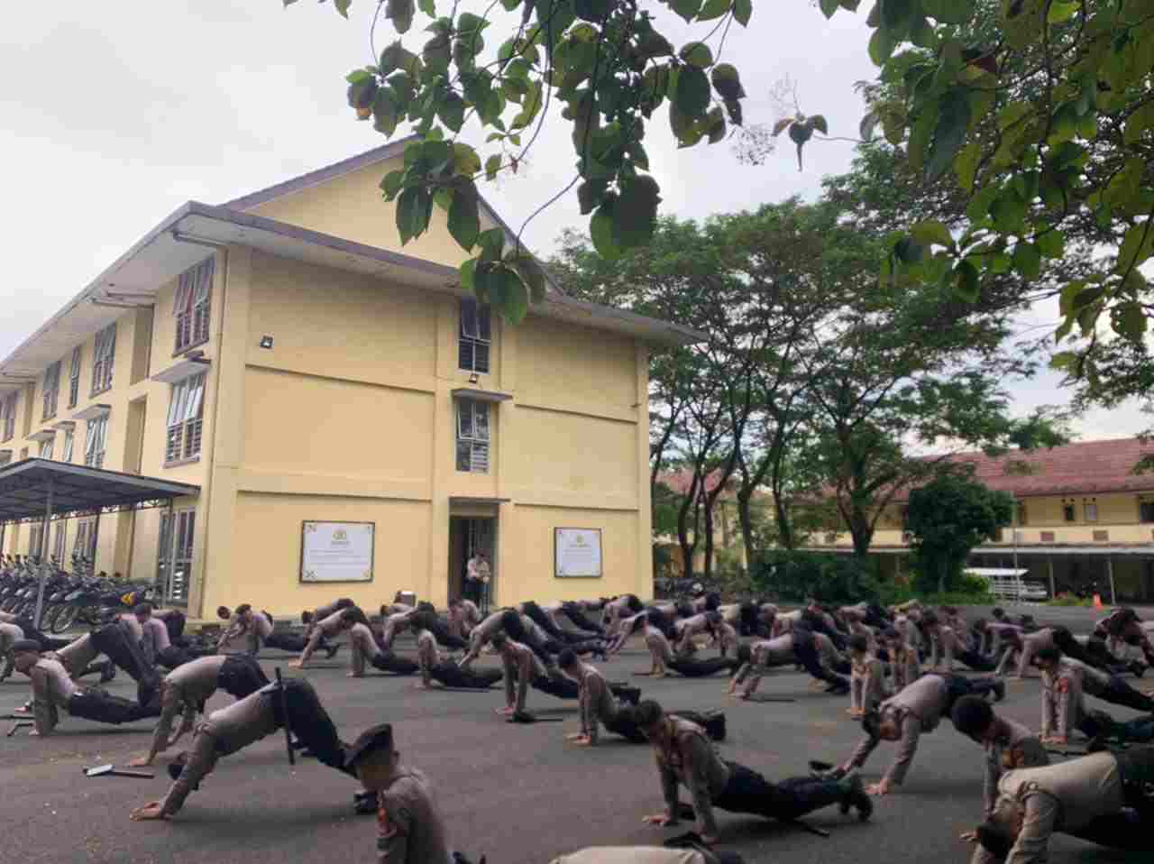 Jaga Kebugaran Fisik, Personel Ditsamapta Polda Banten Laksanakan Olahraga Pagi Jaga Kebugaran Fisik, Personel Ditsamapta Polda Banten Laksanakan Olahraga Pagi