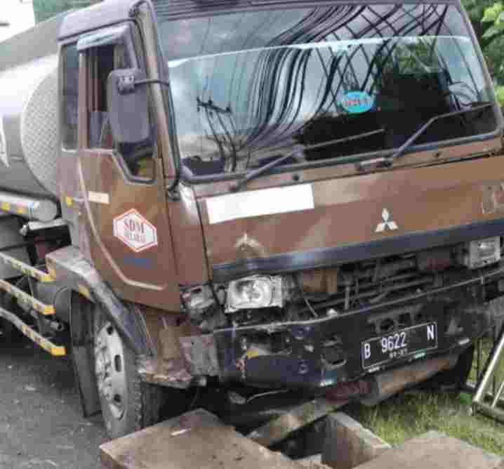 5 Kendaraan Motor Ditabrak Truk Tengki 3 Orang Tewas Di Balaraja 5 Kendaraan Motor Ditabrak Truk Tengki 3 Orang Tewas Di Balaraja