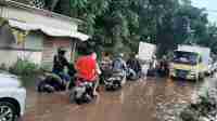 Puluhan Kendaraan Bermotor Terendam Banjir Dikawasan Sungai Turi Puluhan Kendaraan Bermotor Terendam Banjir Dikawasan Sungai Turi