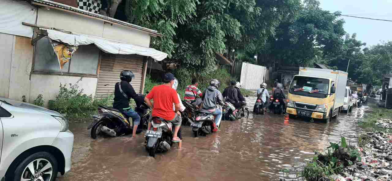Puluhan Kendaraan Bermotor Terendam Banjir Dikawasan Sungai Turi Puluhan Kendaraan Bermotor Terendam Banjir Dikawasan Sungai Turi