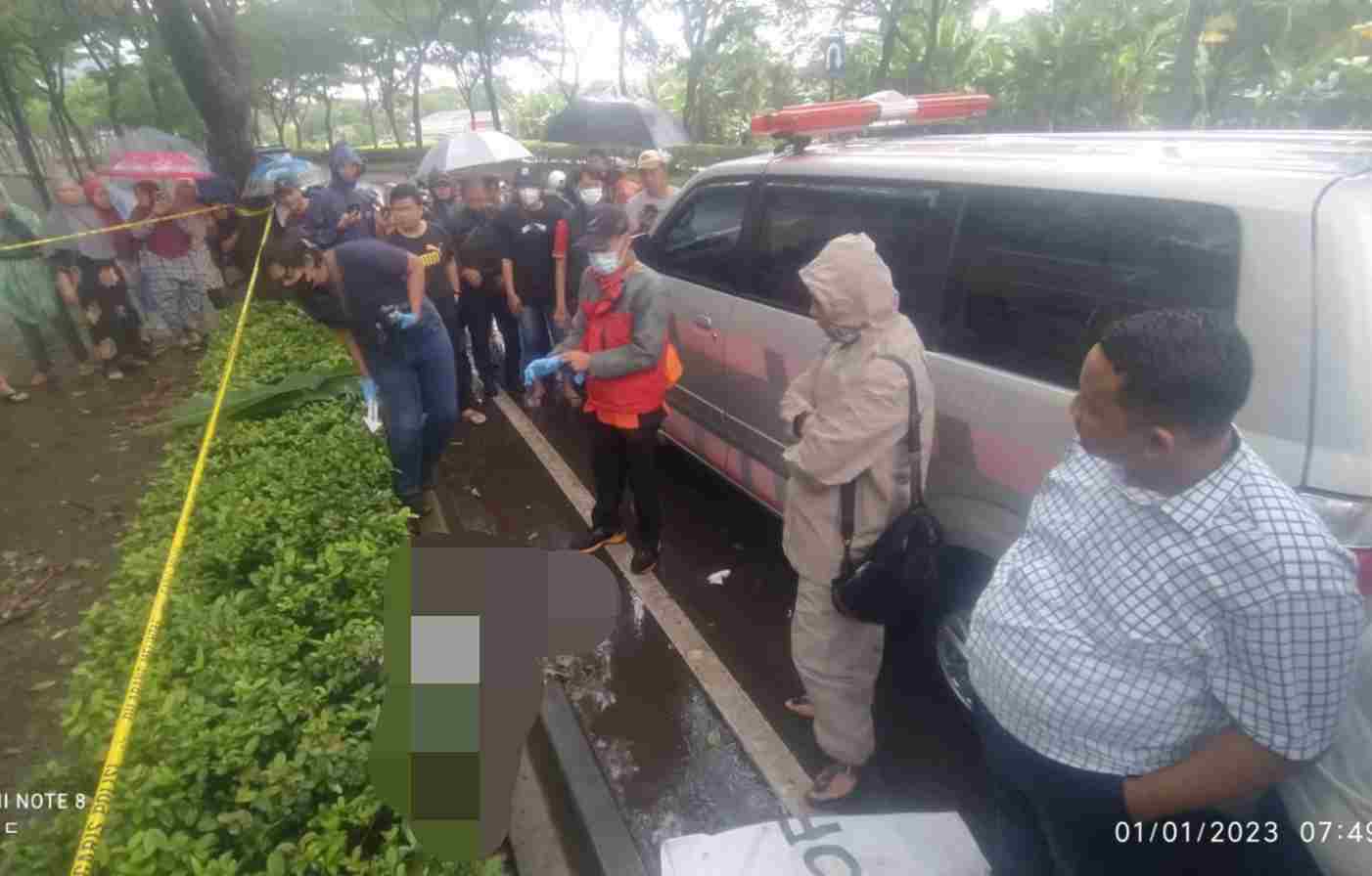 Mayat Ditemukan Dipinggir Jalan Bumi Botanika Mayat Ditemukan Dipinggir Jalan Bumi Botanika