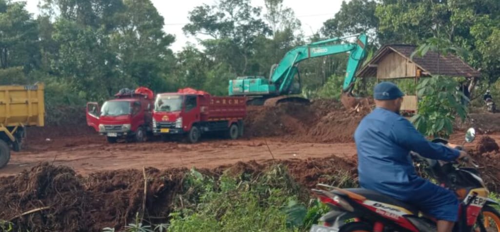 Galian Tanah Urug Diduga Tak Berizin Di Desa Padasuka Kecamatan Maja Galian Tanah Urug Diduga Tak Berizin Di Desa Padasuka Kecamatan Maja