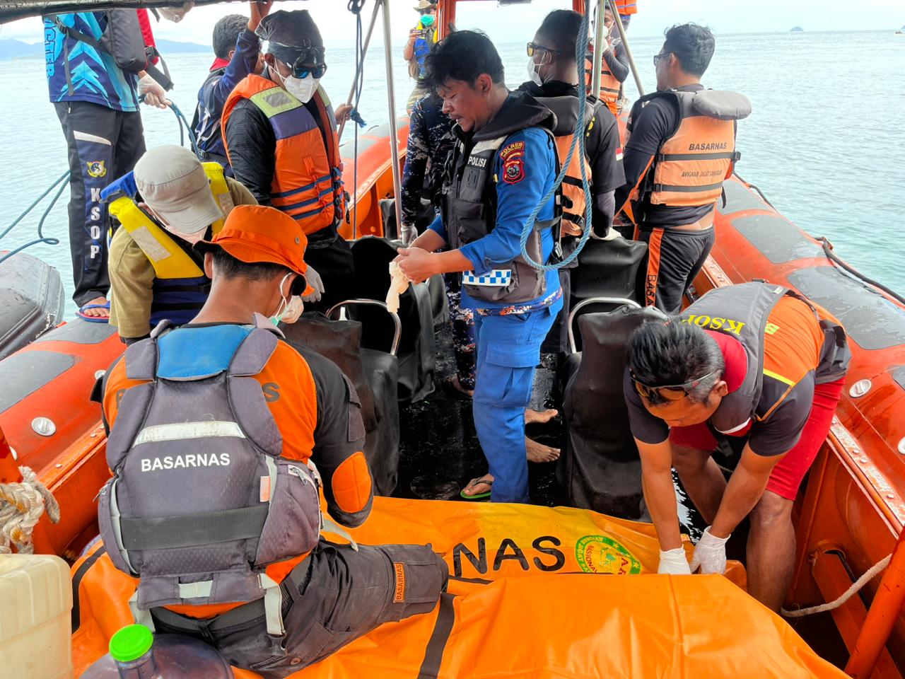 Polda NTT Konfirmasi Penemuan Satu Lagi Jenazah di Bangkai KM Putri Sakinah Polda NTT Konfirmasi Penemuan Satu Lagi Jenazah di Bangkai KM Putri Sakinah